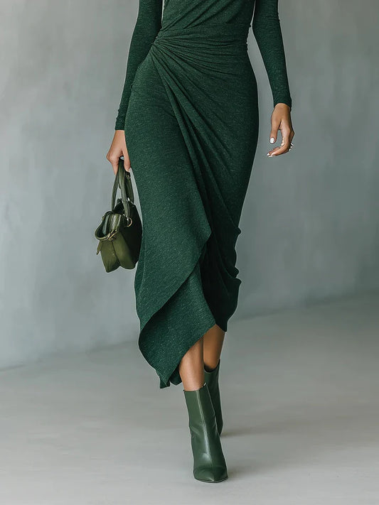 Vestido midi envolvente asimétrico con pliegues y cuello alto verde oscuro