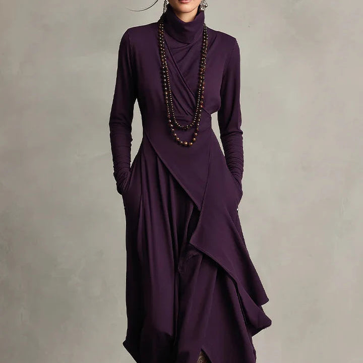 Vestido largo plisado asimétrico con cuello alto