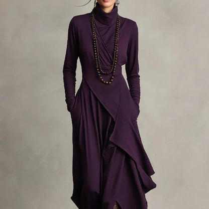 Vestido largo plisado asimétrico con cuello alto